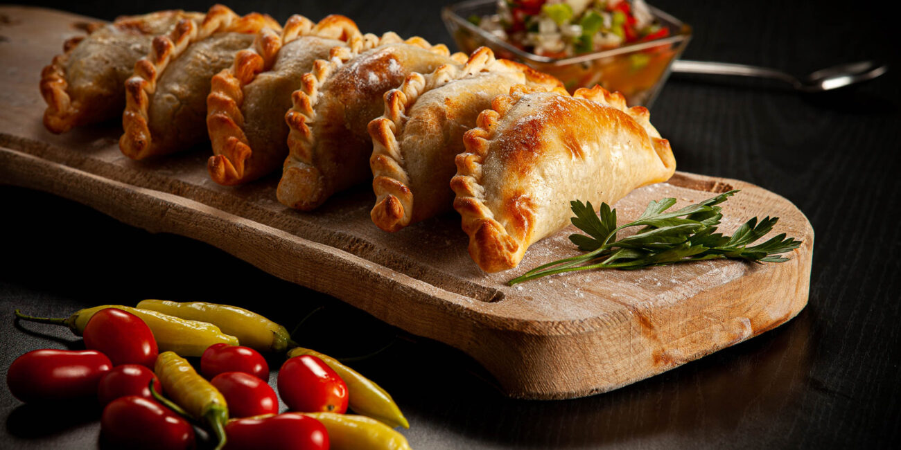 Empanadas sobre tabla de madera