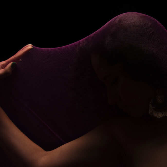 retrato mujer velo y manos