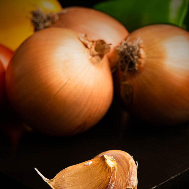 fotografia-alimentos-cebolla-ajo-triangulo-estudio